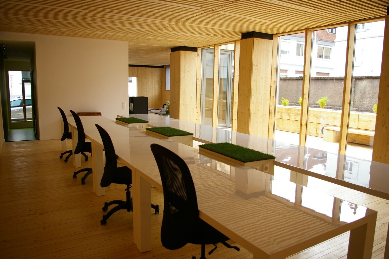Bureaux équipés baignés de lumière
