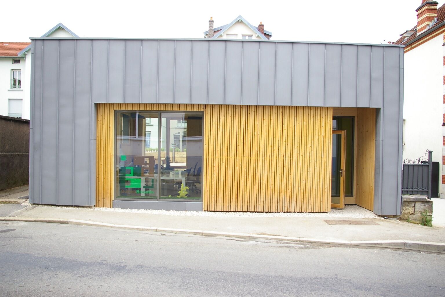 Façade en zinc et bois d'iBureauBisontin